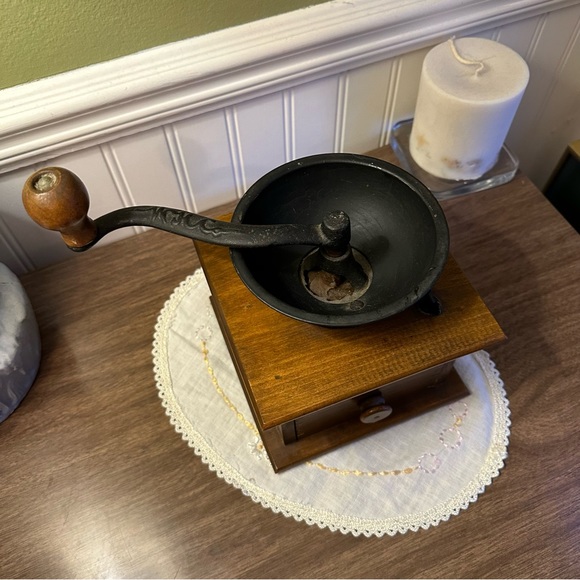Vintage Coffee Grinder W. H. Co. Cast Iron Wood Dovetail With Pull Out Drawer - Picture 3 of 12